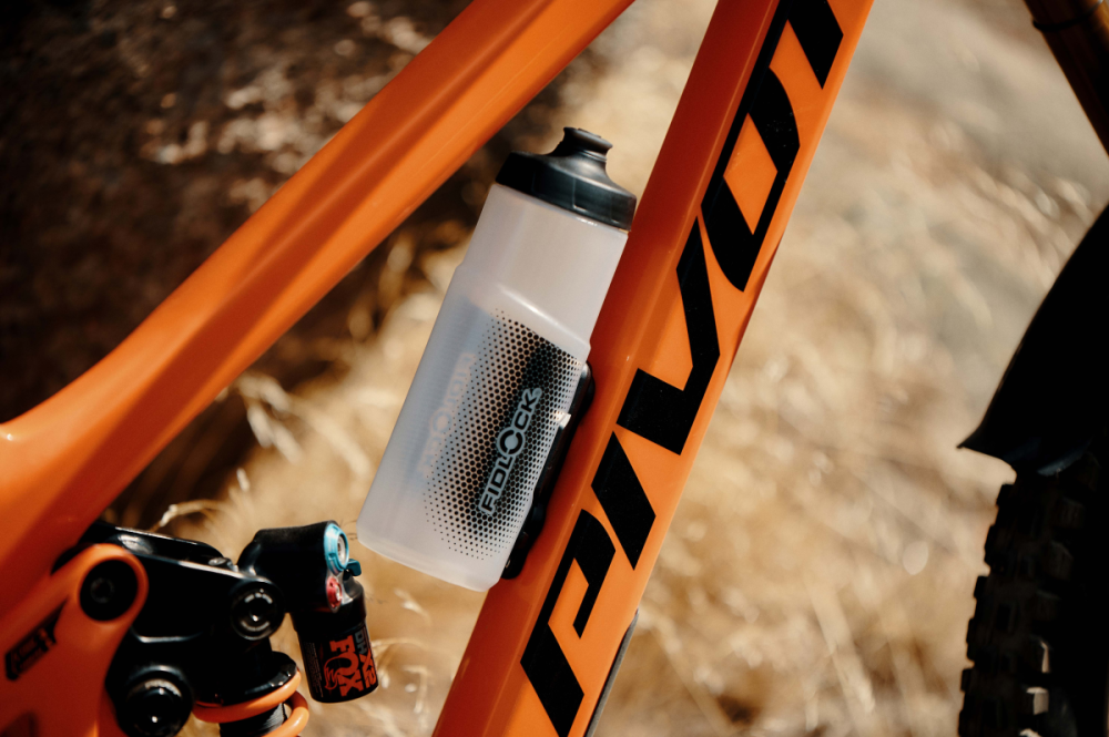 Fidlock TWIST Trinkflasche 600 ml, Set (mit Bottle Connector und Bike Base). Transparent White.