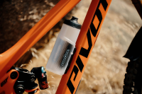 Fidlock TWIST Trinkflasche 600 ml, Set (mit Bottle Connector und Bike Base). Transparent White.